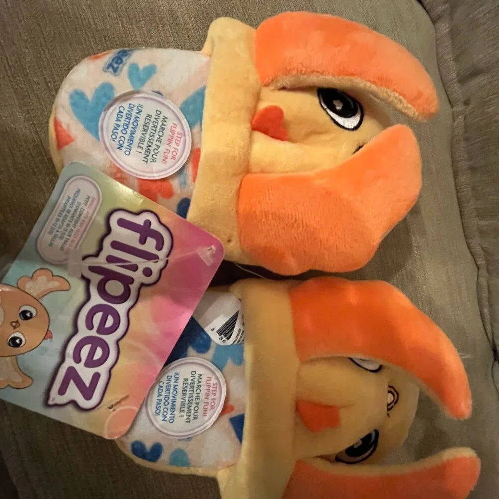 Kids Slippers (Flipeez) (Size Small Fits Kids Sizes 10-13‎ US)  (new)